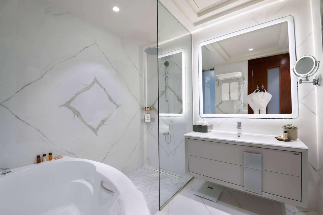 Hotel Wyndham Grand West Bay 5*