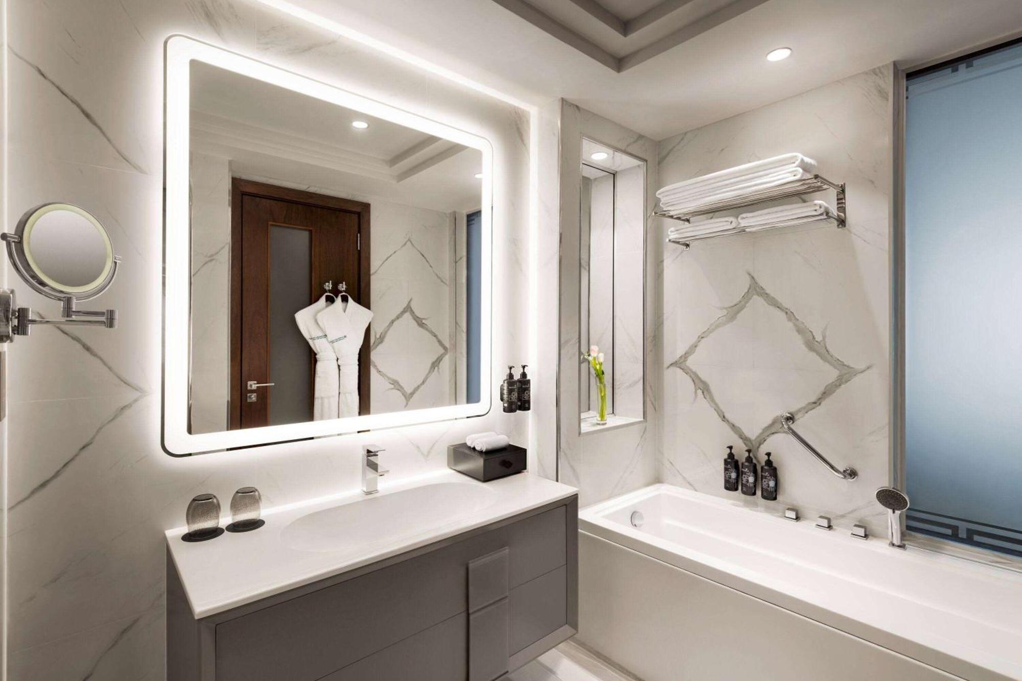 Wyndham Grand West Bay 5* Doha
